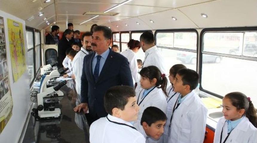 Başkan Tuna, Bilim Ve Bilgi Otob&uuml;s&uuml;&rsquo;nde &Ccedil;ocuklarla Bir Araya Geldi