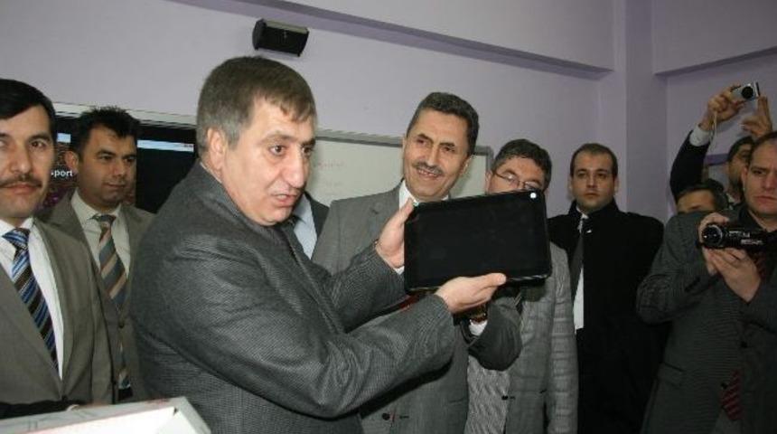 Karab&uuml;k&rsquo;te &Ouml;ğrencilere Tablet Bilgisayarları Dağıtıldı