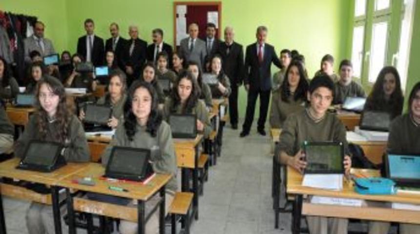 Tarsus'ta &Ouml;ğrencilere Tablet Bilgisayar Dağıtıldı