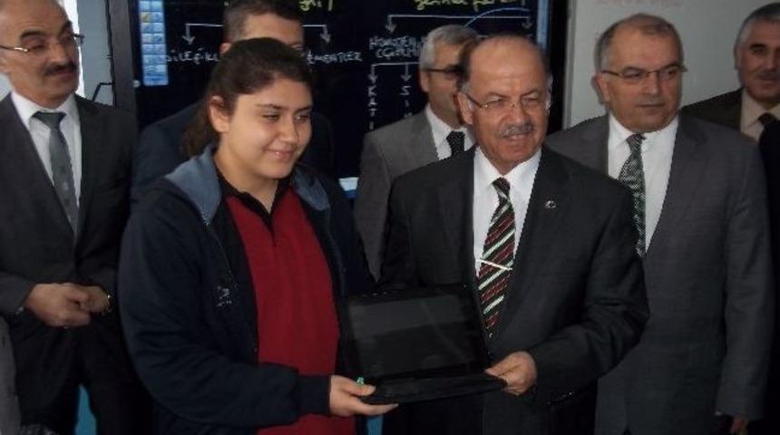 Kırıkkale&rsquo;de Fatih Projesi Kapsamında Tablet Bilgisayar Dağıtıldı