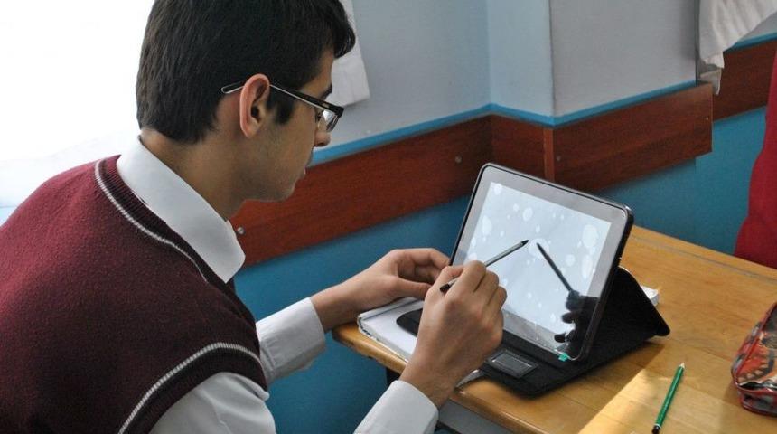 Kırıkkale'de &Ouml;ğrencilere Tablet Bilgisayar Dağıtıldı