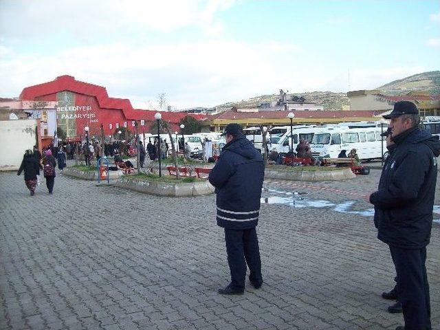 Zabıta Seyyar Satıcılara Tezgah Açtırmadı