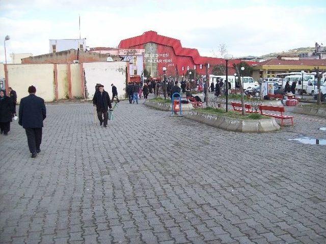 Zabıta Seyyar Satıcılara Tezgah Açtırmadı