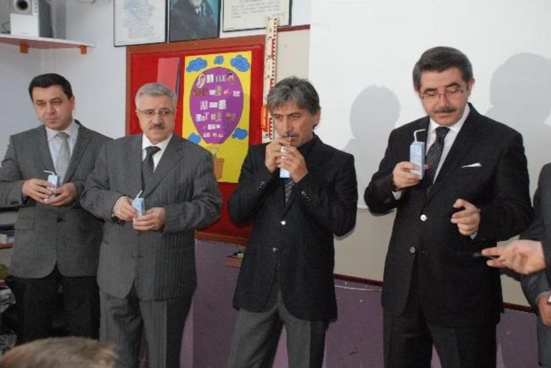 S&uuml;t&uuml; &Ouml;nce İ&ccedil;tiler, Sonra Dağıttılar