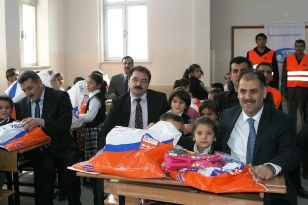 Kimse Yok Mu Derneği&rsquo;nden 4 Bin &Ouml;ğrenciye Kırtasiye Yardımı