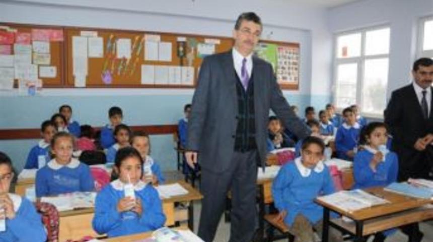 Vali G&uuml;ven&ccedil; miniklere s&uuml;tlerini dağıttı