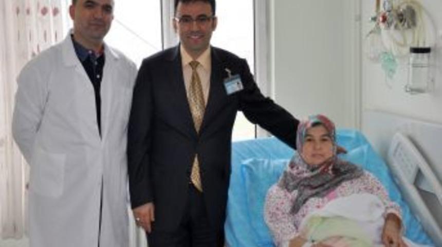 Omuriliğindeki T&uuml;m&ouml;rden 5 Saat S&uuml;ren Operasyonla Kurtuldu