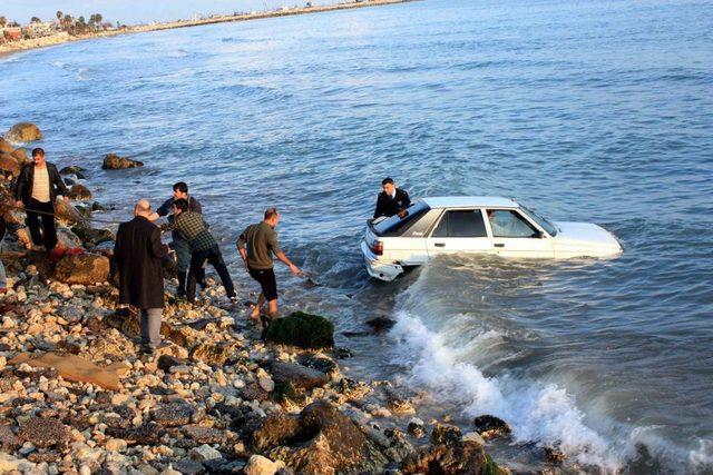 Aracıyla Denize Atlayan Şahsa Biber Gazlı Kurtarma Operasyonu