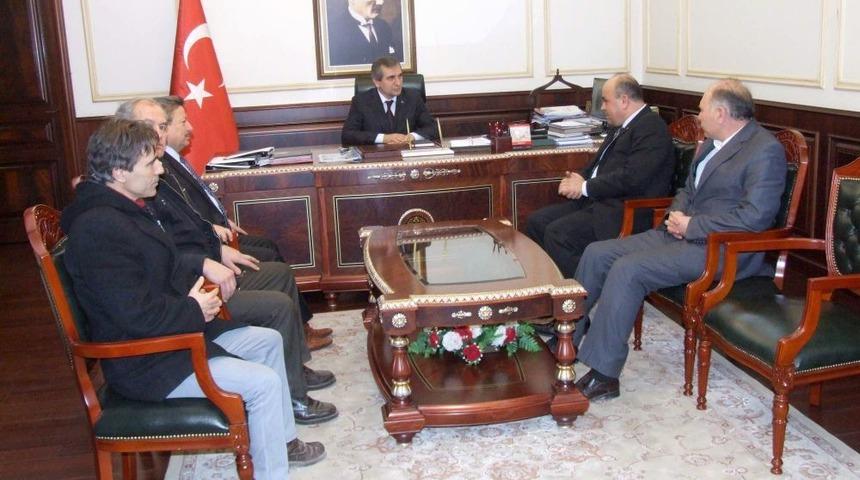 Kul&uuml;p Başkanı &Ccedil;elik&rsquo;ten, Vali Yazıcı&rsquo;ya Teşekk&uuml;r Plaketi