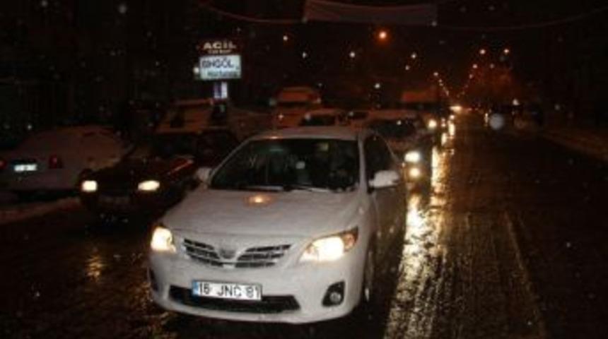 Kar Yağışı Trafiği Aksattı
