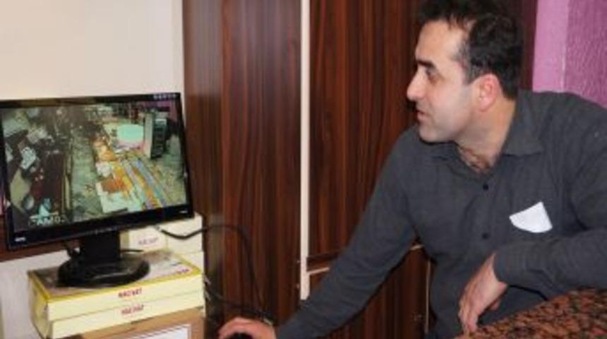 Hırsızın Paraları &Ccedil;almasını Ne Kameralar Ne De &Ccedil;alışanlar Engelleyebildi