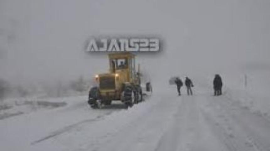 Elazığ'da 90 k&ouml;y yolu ulaşıma kapandı