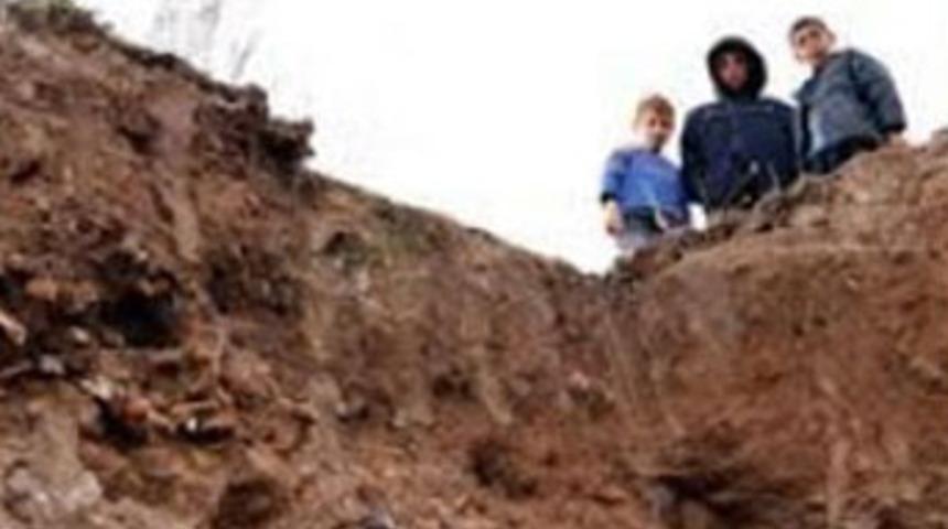 Toprağa g&ouml;m&uuml;len kadın sa&ccedil; telinden bulundu