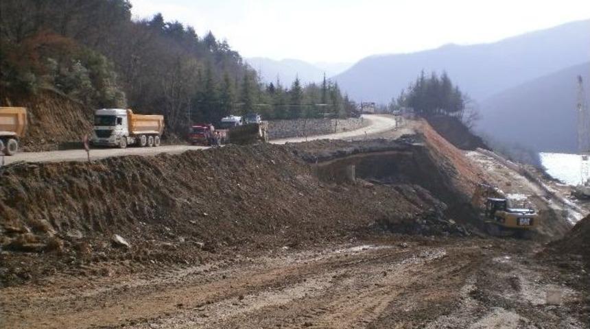Heyelan Tehlikesi Olan Yollara Dolgu Yapılıyor