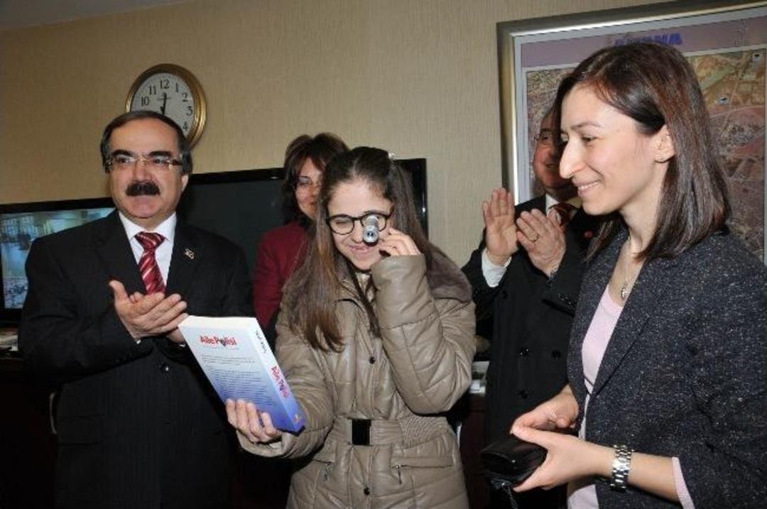 Sevin&ccedil;ten Ağlayan Ayşeg&uuml;l&rsquo;&uuml;n Dramı Protokol&uuml; De Ağlattı