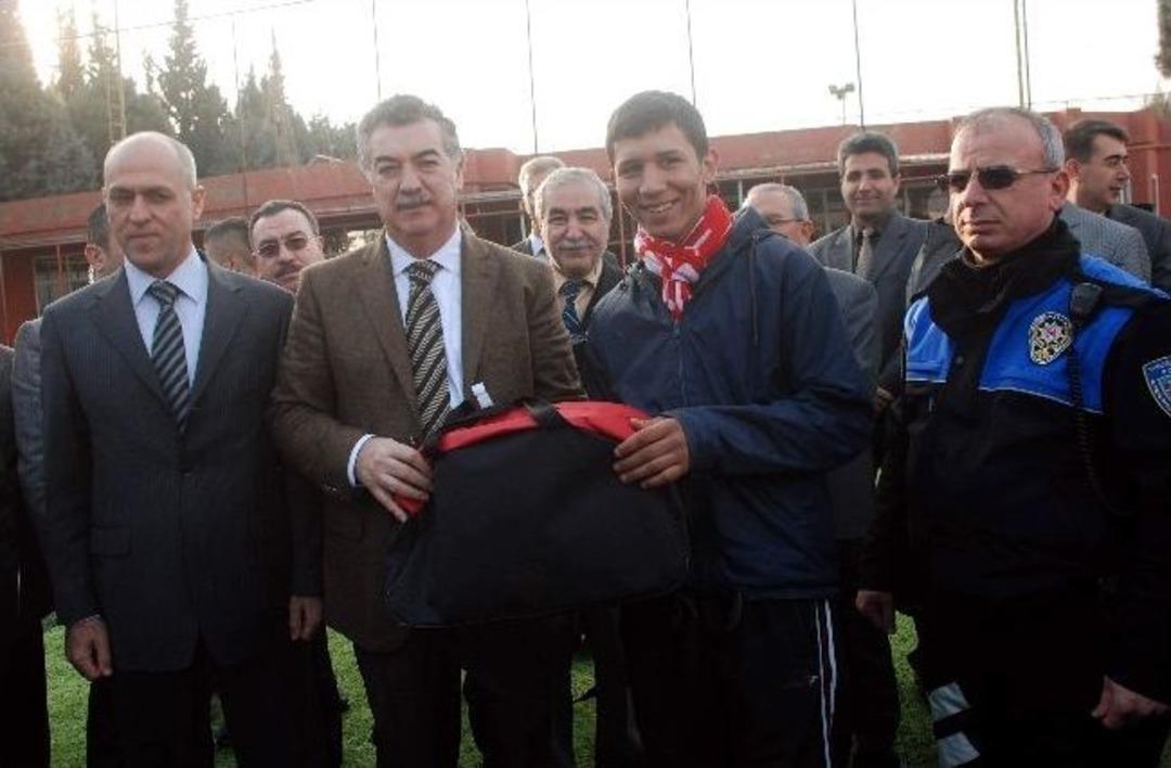 Polis Aydınlı Gen&ccedil;leri Halı Saha Turnuvasında Kaynaştıracak