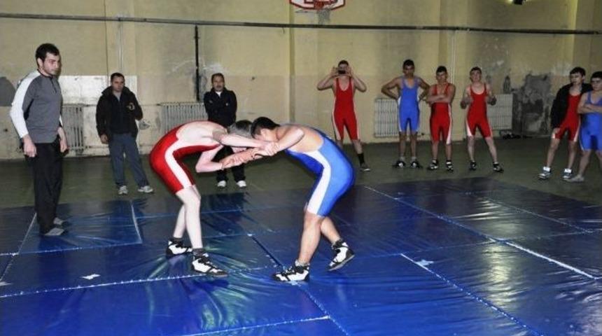 Yıldız G&uuml;reş&ccedil;iler Madalyalarını Aldı