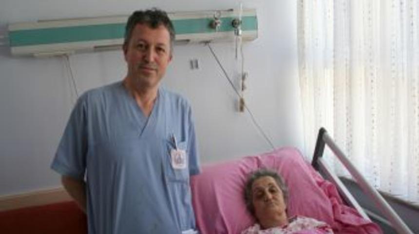 Midesinden 7 kiloluk kitle &ccedil;ıkarıldı