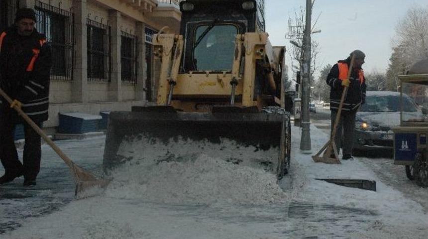 Doğu&rsquo;da Kar Yolları Kapattı