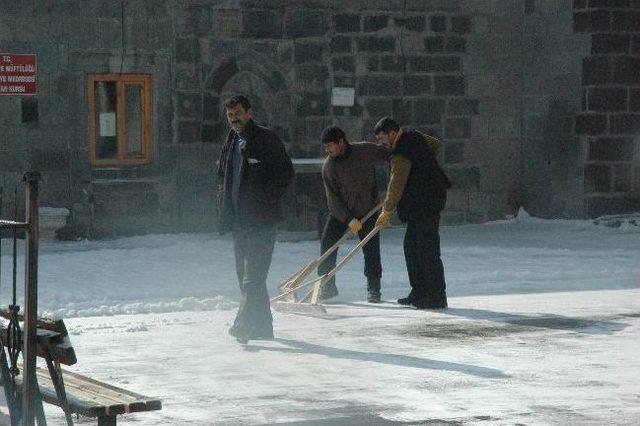 Doğu’da Kar Yolları Kapattı