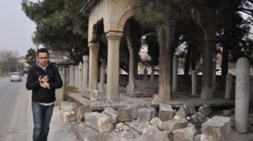 Kontrolden Çıkan Kamyonet Tarihi Mezarlığa Zarar Verdi