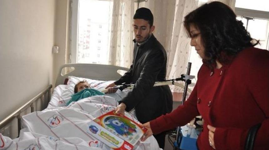 Vali Aydın'ın Eşi Hastaları Ziyaret Etti