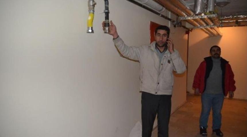 Doğalgaz Faturasını &Ouml;demek İ&ccedil;in Kanını Sattı, Hala Soğukta Oturuyor