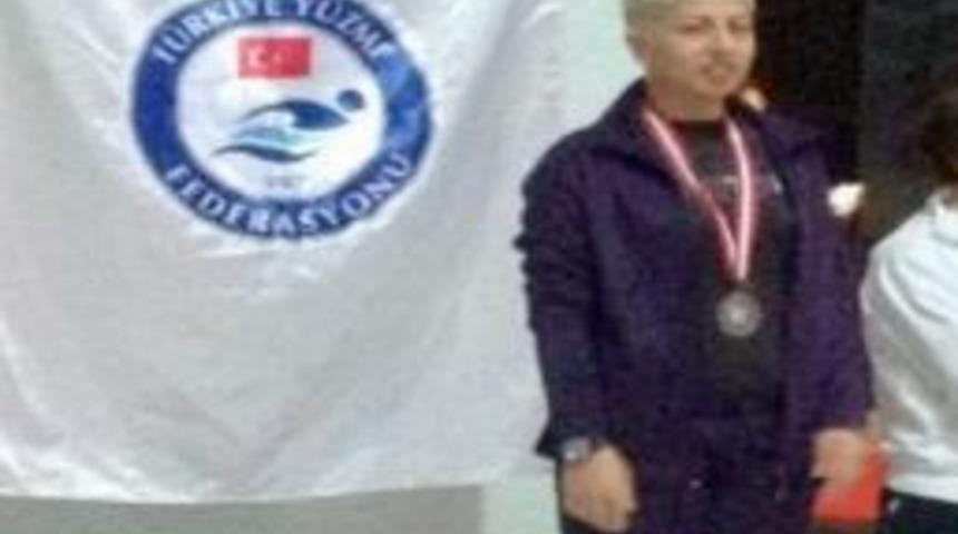 Gemlikli Y&uuml;z&uuml;c&uuml; T&uuml;rkiye &Uuml;&ccedil;&uuml;nc&uuml;s&uuml; Oldu