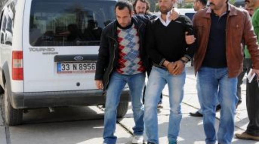 Sokak ortasında kan davalısının boğazını kesti