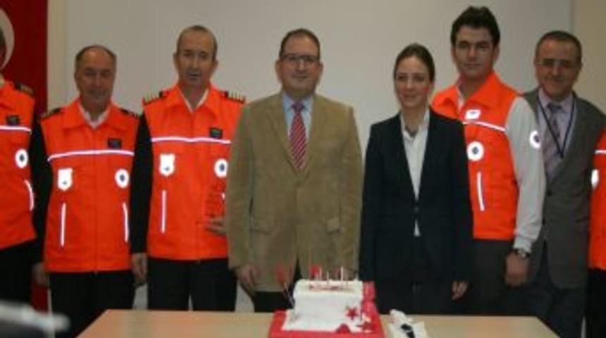 İzmir'de Hava Ambulansının 5. Yaşı Pasta Kesilerek Kutlandı