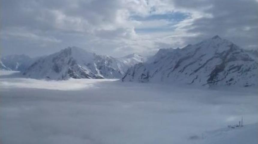 Hakkari Sis Altında