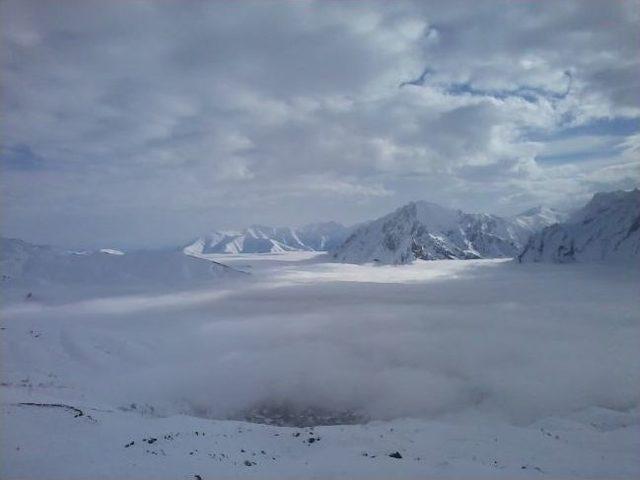 Hakkari Sis Altında