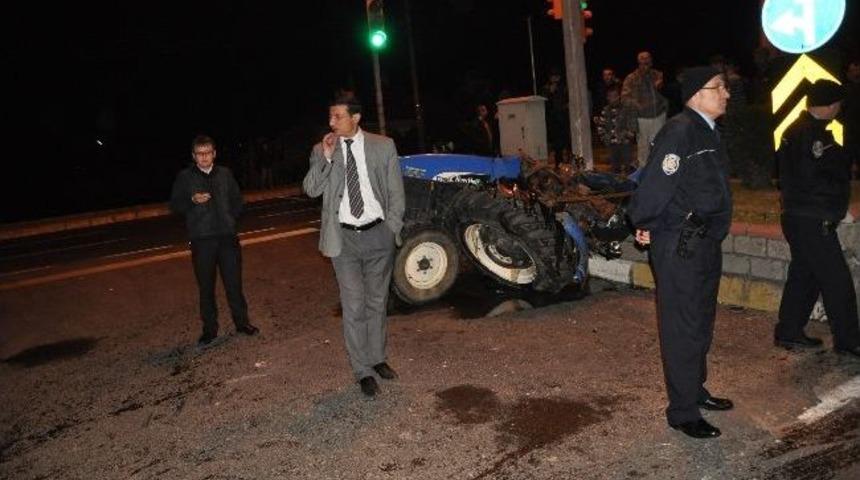 Minibüsle Çarpışan Traktör İkiye Bölündü; 2 Yaralı