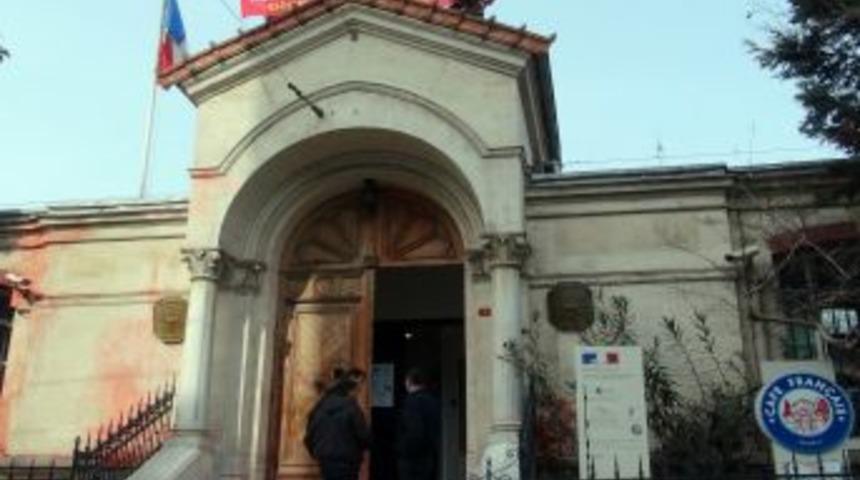 Konsolosluk Çatısında Işçi Eylemi: 19 Gözaltı