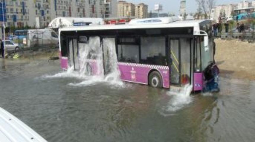 Su Borusunu Patlatan Otob&uuml;steki Yolcular Boğulma Tehlikesi Ge&ccedil;irdi