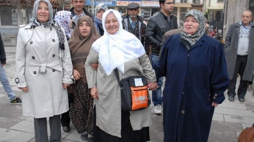 Bolvadin'de Umre Yolcuları Dualarla Uğurlandı