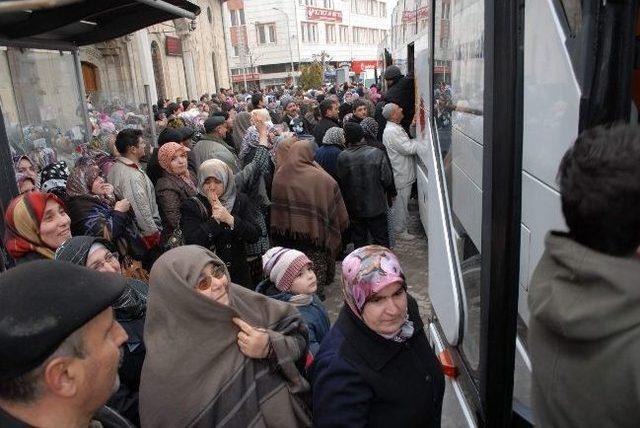 Bolvadin'de Umre Yolcuları Dualarla Uğurlandı