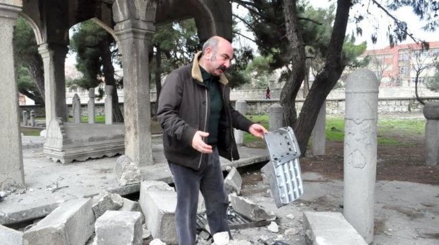 Zarar G&ouml;ren Tarihi Mezarlık Belediye Tarafından Onarılacak