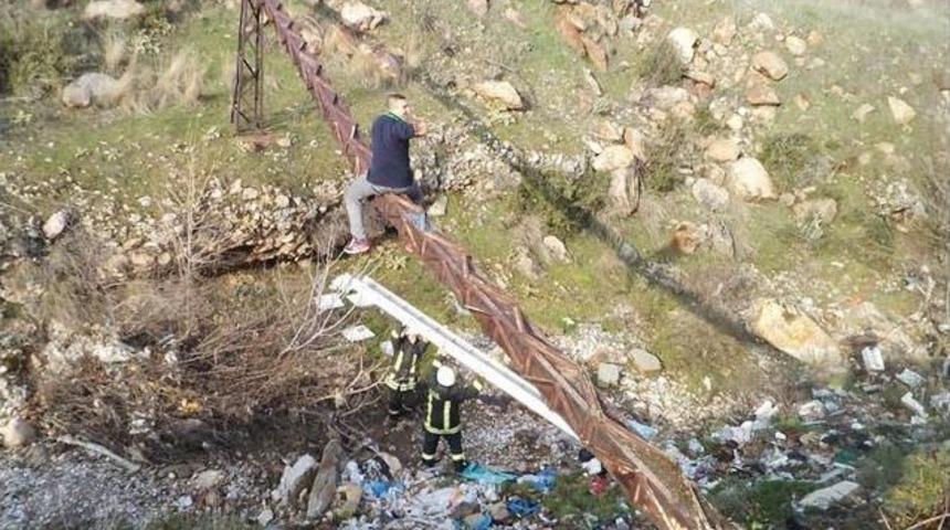 İddia Y&uuml;z&uuml;nden Su Borusu &Uuml;zerinde Mahsur Kaldı