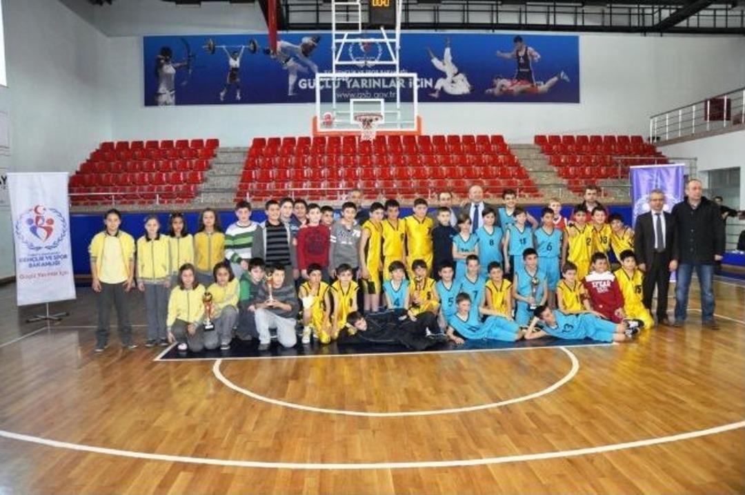 K&uuml;&ccedil;&uuml;k Basket&ccedil;iler Kupalarını Aldı