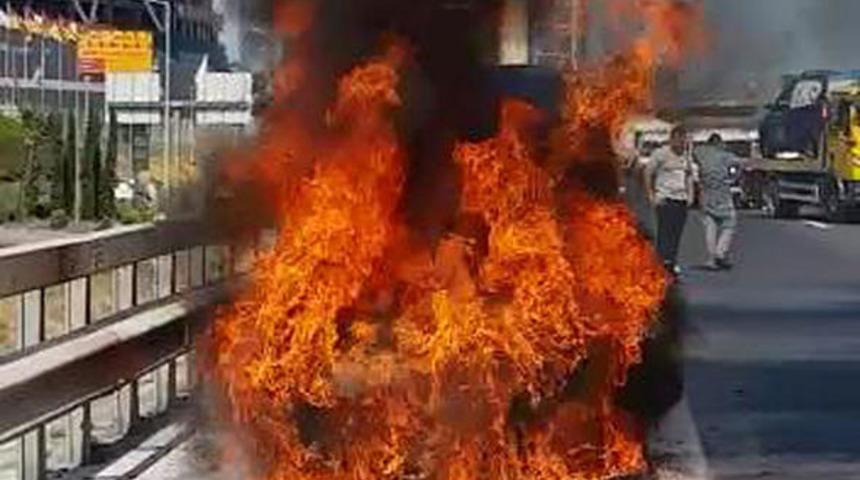 İstanbul TEM Otoyolunda araç yangını! Trafik kilitlendi!