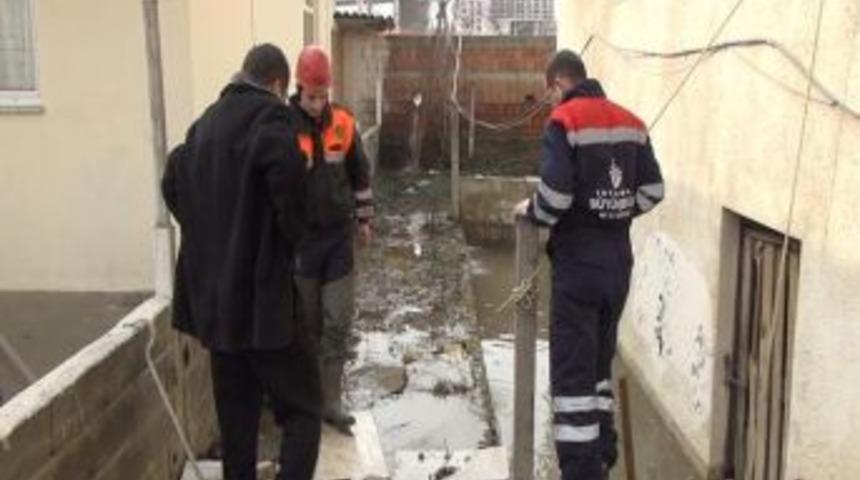 Otob&uuml;s&uuml;n Patlattığı Su, Evleri De Bastı