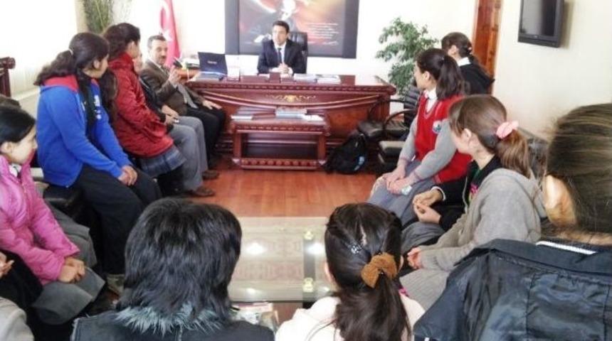 Kaymakam G&uuml;ni Başarılı Kız &Ouml;ğrencileri Kutladı