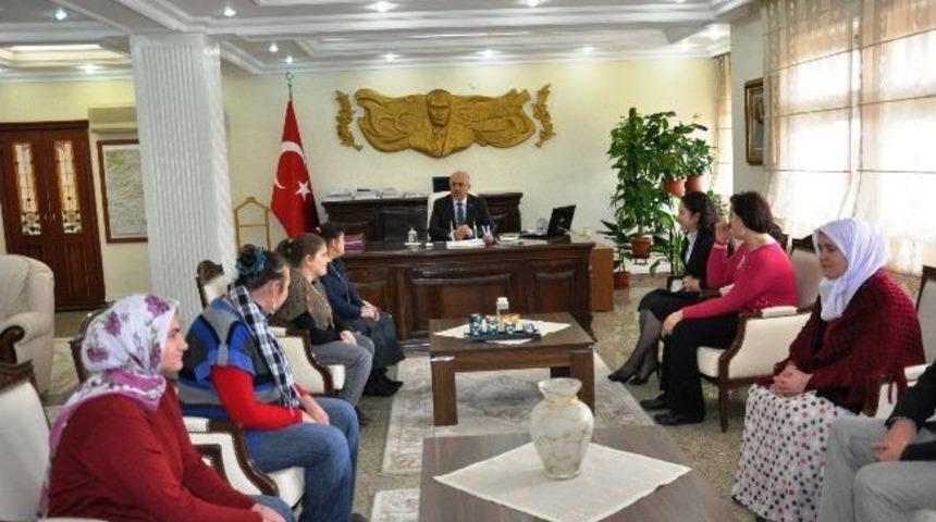 Engelli Bayanlardan Vali Pek&rsquo;e Ziyaret