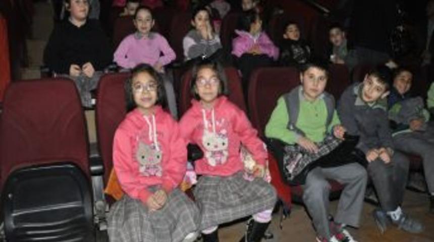 Amasya Polisi 120 &Ouml;ğrenciyi Sinema Ile Tanıştırdı