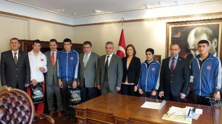 Başarılı Sporculardan Vali K&uuml;&ccedil;&uuml;k&rsquo;e Ziyaret