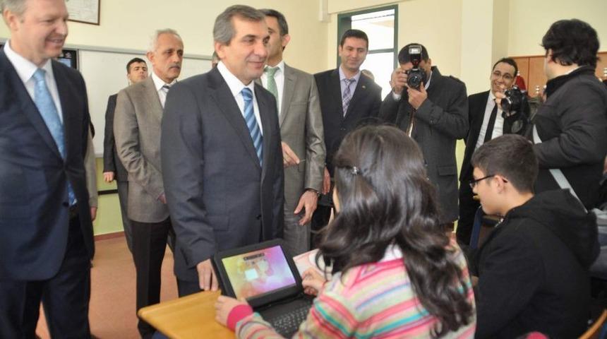 İlk&ouml;ğretim &Ouml;ğrencilerine S&uuml;t, Liselere Ise Tablet Bilgisayar Dağıtıldı