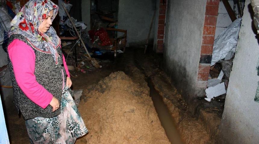 Evlerinin Zemininden Su Sızan Vatandaşlar Tedirginlik Yaşıyor