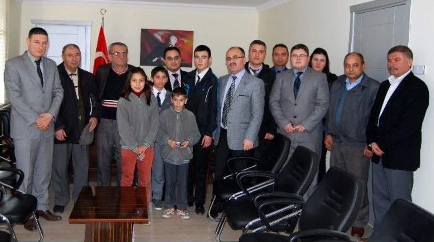 Eşme Kaymakamı Satran&ccedil; Turnuvasında Derece Alan &Ouml;ğrencileri &Ouml;d&uuml;llendirdi