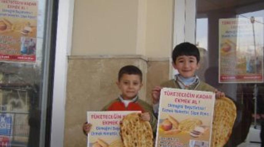 Ekmek İsrafının &Ouml;n&uuml;ne Ge&ccedil;ilmesi İ&ccedil;in Afiş Bastırdı